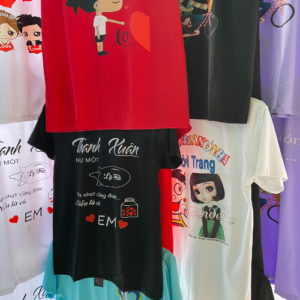 Áo thun cổ tròn unisex in màu với các slogan vui nhộn như "Thanh Xuân như một chén trà", "Anh là cầu vồng đời em", thiết kế trẻ trung, chất liệu cotton mềm mát.