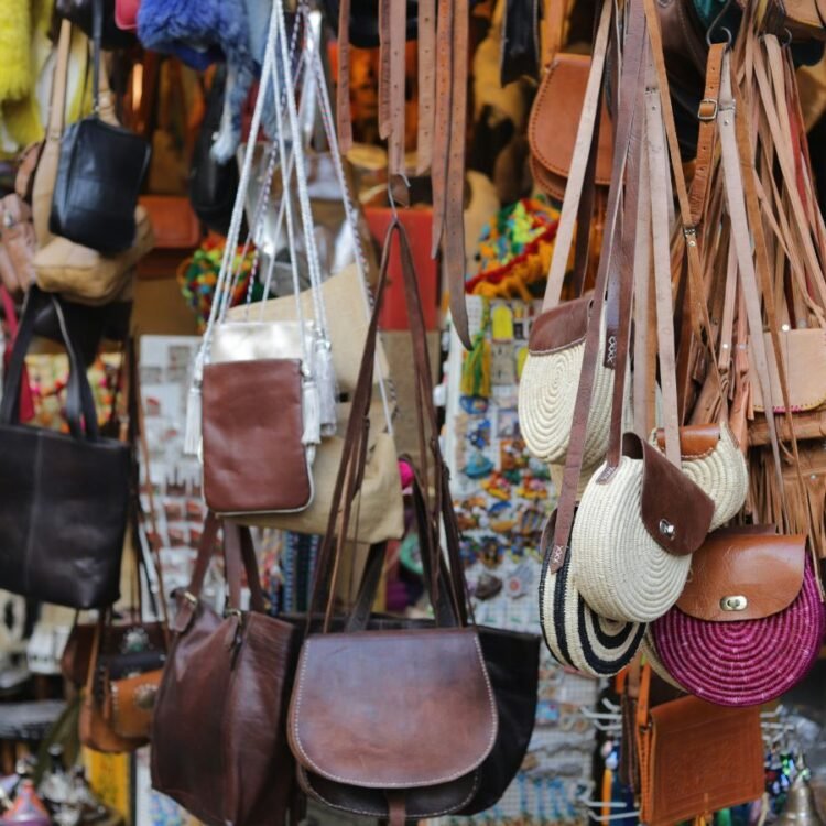 Bộ sưu tập phụ kiện thời trang bình dân với nhiều mẫu túi xách vải và da giá rẻ