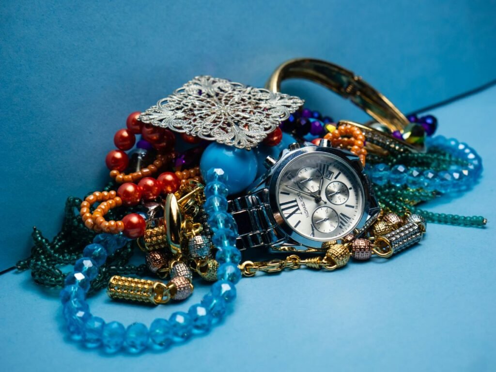 Bộ sưu tập phụ kiện thời trang dự tiệc gồm đồng hồ, vòng tay, nữ trang lấp lánh
