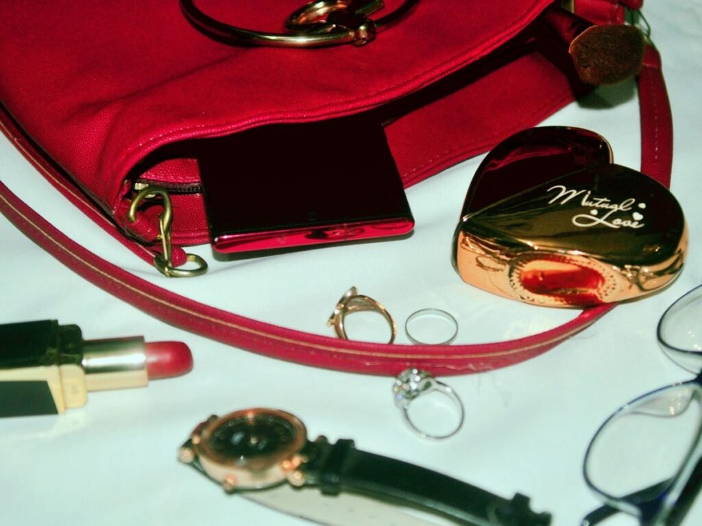 Bộ sưu tập phụ kiện thời trang công sở với túi xách, nước hoa, kính và trang sức sang trọng