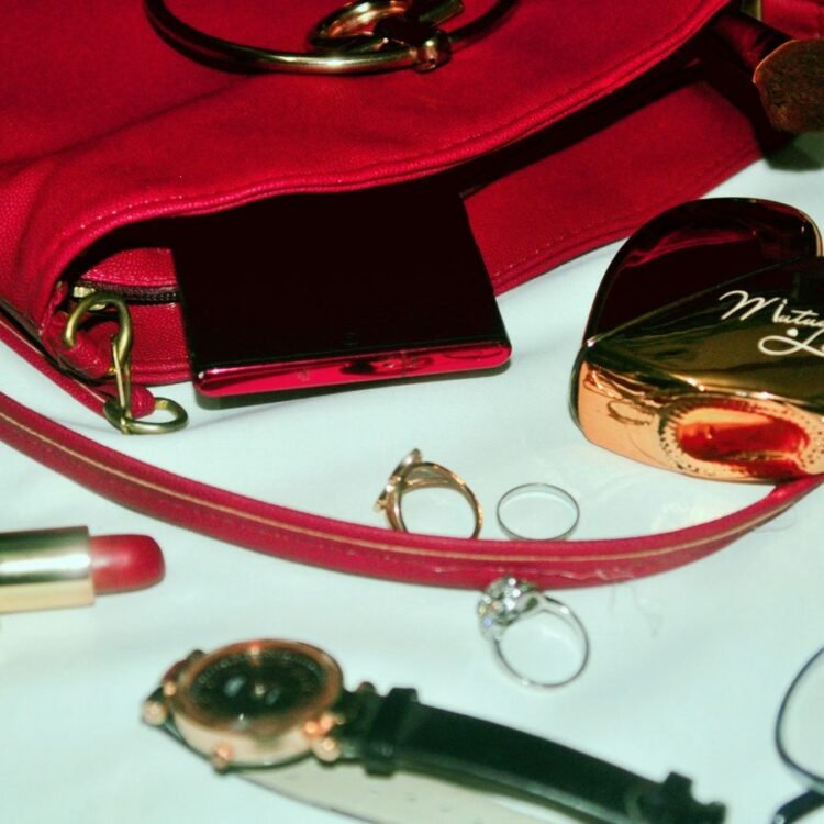 Bộ sưu tập phụ kiện thời trang công sở với túi xách, nước hoa, kính và trang sức sang trọng