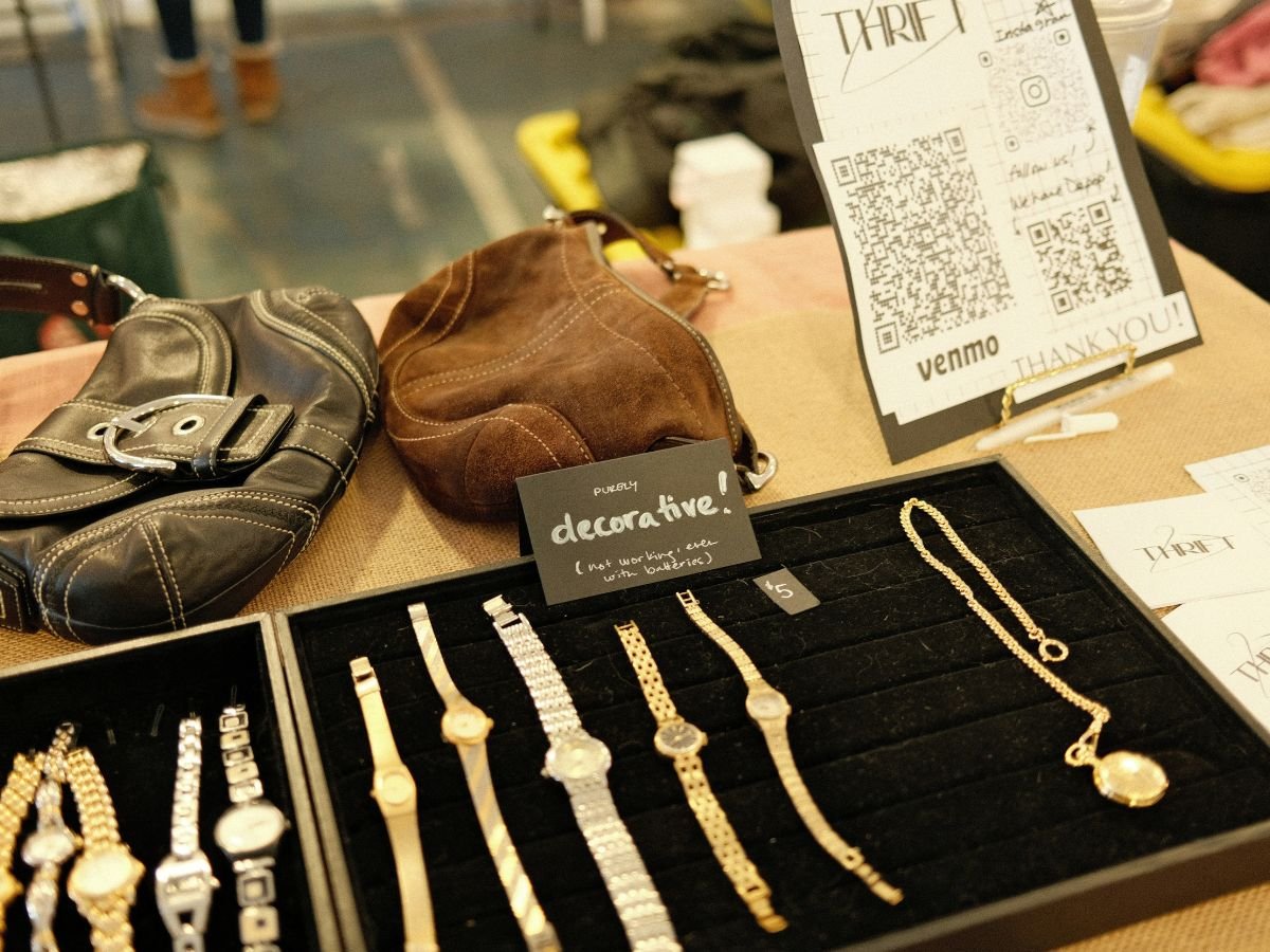 Gian hàng phụ kiện thời trang tại sự kiện, ảnh minh họa khu vực liên hệ phụ kiện thời trang Hottrends