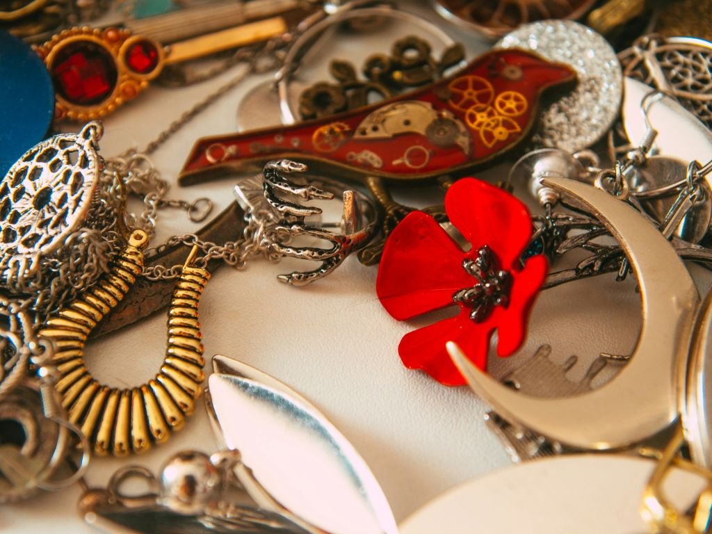 Dịch vụ phụ kiện thời trang Hottrends tư vấn cho khách hàng chọn loại trang sức phù hợp