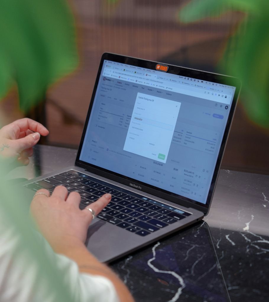 Người dùng thao tác trên laptop để liên hệ phụ kiện thời trang qua biểu mẫu trực tuyến